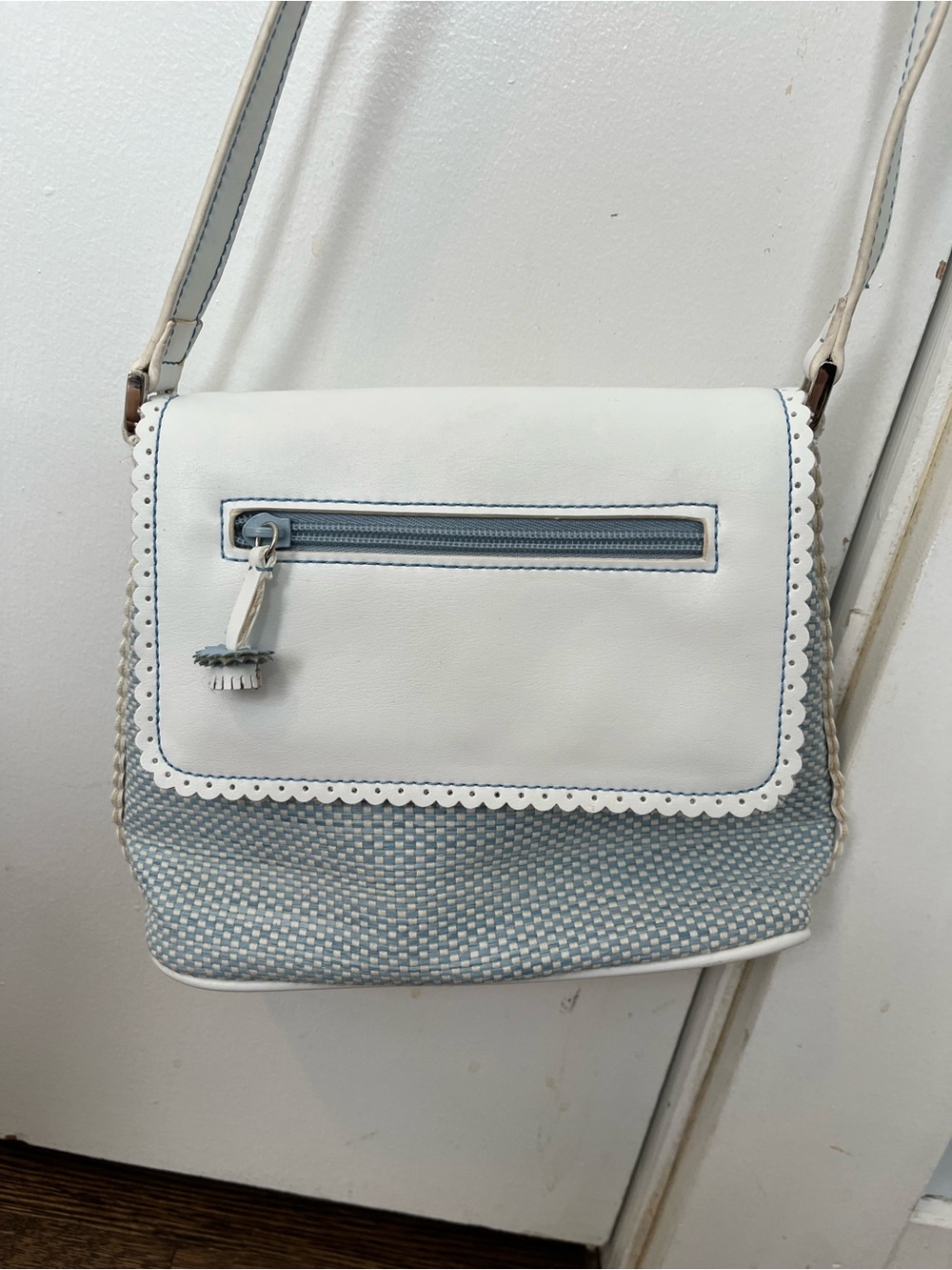 Liz Claiborne White and Light Blue woven Scalloped Crossbody Bag USED